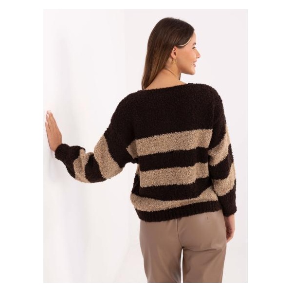 Čokoládovo-kamelový oversized sveter s pruhmi.