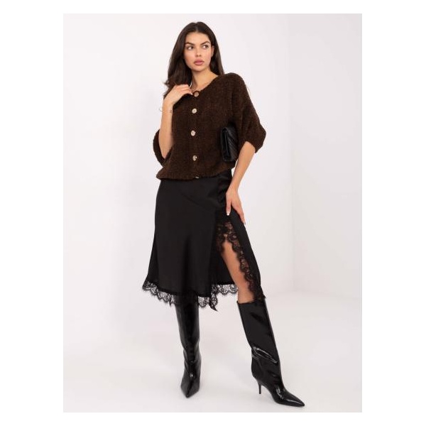 Tmavo hnedý sveter s gombíkmi v oversized strihu